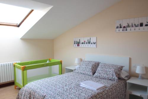 - une chambre avec un lit et une table verte dans l'établissement EMILIA -Claudio Moyano, à Valladolid