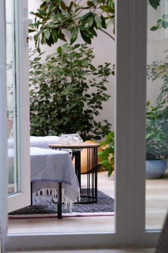 a table in front of a door with a plant at Casa Limon in Sanlúcar de Barrameda