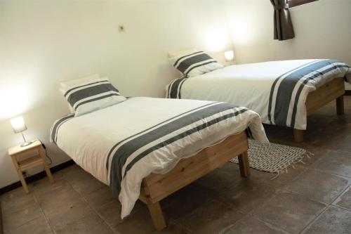 ヴィラ・ノヴァ・デ・ガイアにあるCasa Celeste Portugalの部屋に並んで置かれた2つのベッド