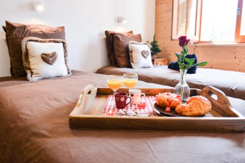 En eller flere senge i et værelse på Chalet Les Gentianes