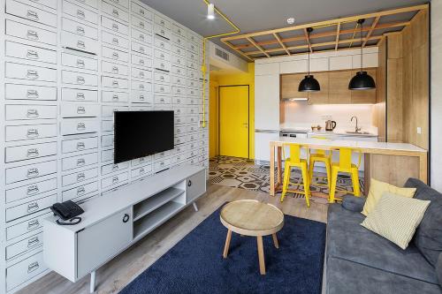 a living room with a tv and a kitchen at Coordinat Suits in Izmir