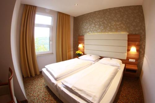 Postel nebo postele na pokoji v ubytování Schlosshotel Molkenkur