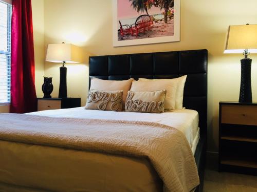 Una cama o camas en una habitación de Southern Sophistication at the Park