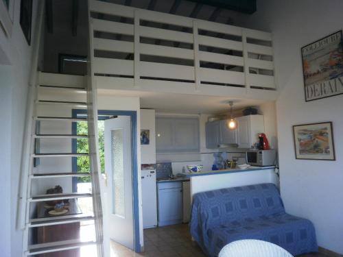 Cette chambre comprend une mezzanine et une cuisine. dans l'établissement 6ALZ8 Appartement pour 6 personnes, à Collioure
