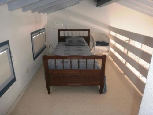 une chambre avec un lit dans une petite pièce dans l'établissement 6ALZ8 Appartement pour 6 personnes, à Collioure