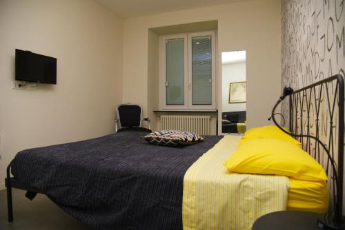 ジェノヴァにあるL'Amandeのベッドルーム1室(黄色い枕付きのベッド1台付)