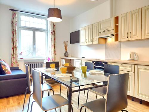 een keuken en eetkamer met een tafel en stoelen bij Brivibas Center Apartments in Rīga