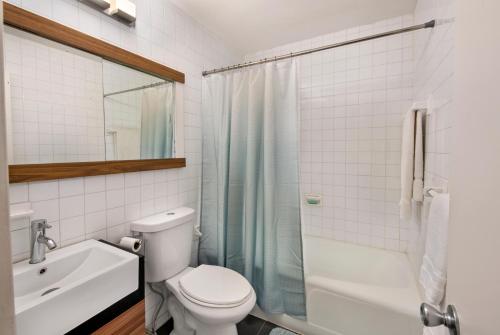 La salle de bains est pourvue de toilettes, d'une douche et d'un lavabo. dans l'établissement Bare Feet Retreat, à Frydendal