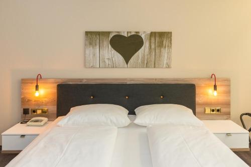 Postel nebo postele na pokoji v ubytování Hotel Burgfrieden