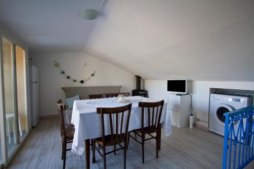 ein Esszimmer mit einem weißen Tisch und Stühlen in der Unterkunft Casa Annunziata, Borgo e mare a Badolato in Badolato