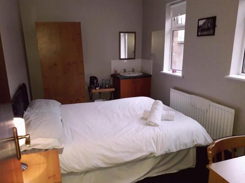 Katil atau katil-katil dalam bilik di Lwr Ormeau Guest House