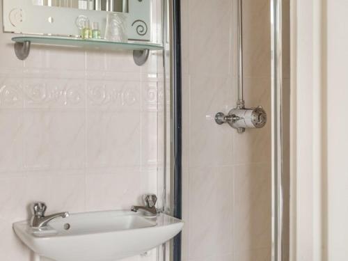 A bathroom at Brook Hotel 