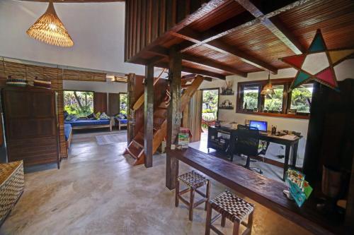 a living room with a wooden table and chairs at Pousada Terra Caraiva in Caraíva