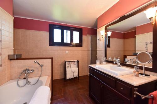 La salle de bains est pourvue d'une baignoire et d'un lavabo. dans l'établissement Finca Madroñal with Pool in Gran Canaria, à Santa Brígida