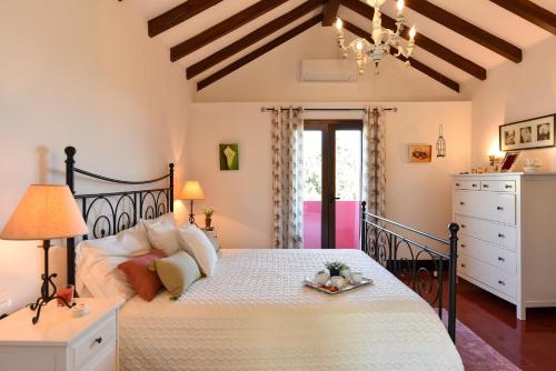 サンタ・ブリヒダにあるFinca Madroñal with Pool in Gran Canaria by VillaGranCanariaのベッドルーム1室(黒枠の大型ベッド1台付)