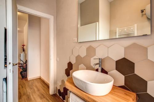 A bathroom at Aura Paradise Apartment - With parking garage