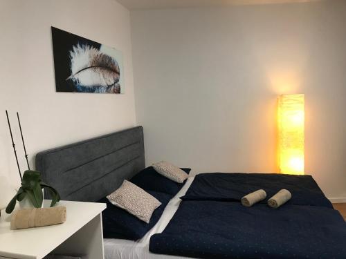 sypialnia z łóżkiem z niebieską pościelą i poduszkami w obiekcie Apartment Brno centrum with private parking w mieście Brno