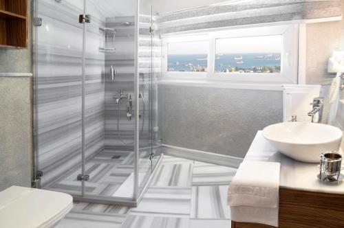y baño con ducha y lavamanos. en Hotel Buyuk Keban, en Estambul