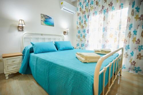 Un pat sau paturi într-o cameră la Chioni's Houses