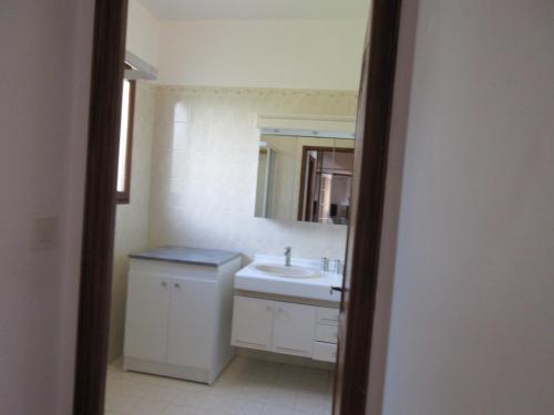 une salle de bain avec un lavabo et un miroir dans l'établissement VILLA SPACIEUSE, CLIMATISATION, PISCINE, JARDIN PAYSAGE, PROCHE MER, à Saint-Cyr-sur-Mer