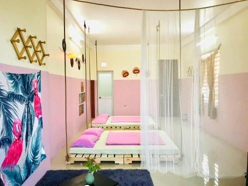 Zimmer mit 2 Betten und einem Spiegel in der Unterkunft BAP.Homestay in Ho-Chi-Minh-Stadt