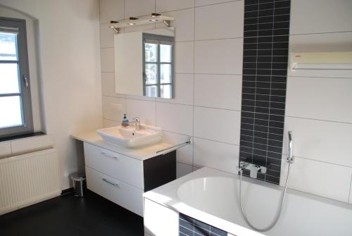 y baño con lavabo y bañera. en Gutshof Lesch, Fewo3 OG links en Chemnitz