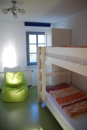 Krevet ili kreveti na sprat u jedinici u okviru objekta Gutshof Lesch, Fewo3 OG links