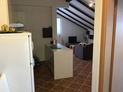 a room with a kitchen and a living room at Apartman Carina in Veli Iž