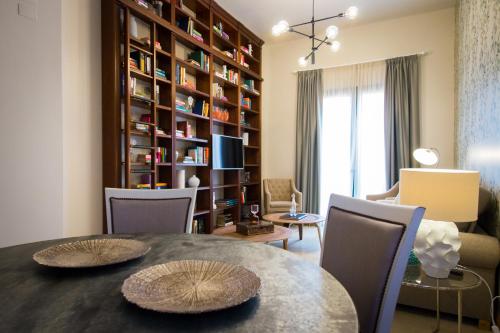 een woonkamer met een eettafel en stoelen bij Holidays2Malaga junto Catedral in Málaga