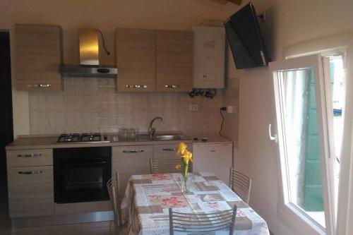 Una cocina o zona de cocina en House on the water Murano