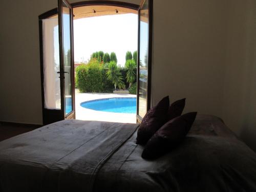 A bed or beds in a room at VILLA SPACIEUSE, CLIMATISATION, PISCINE, JARDIN PAYSAGE, PROCHE MER