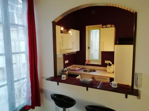 ヴィルフランシュ・ド・ルエルグにあるLa Perle du Rouergueのバスルーム(洗面台、鏡付)