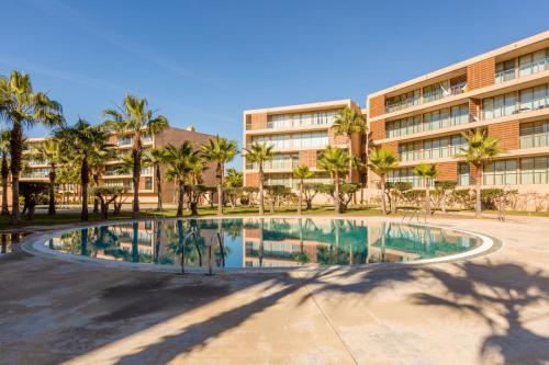 uma piscina em frente a um edifício em Apartments Maria - Salgados 10A0D em Albufeira