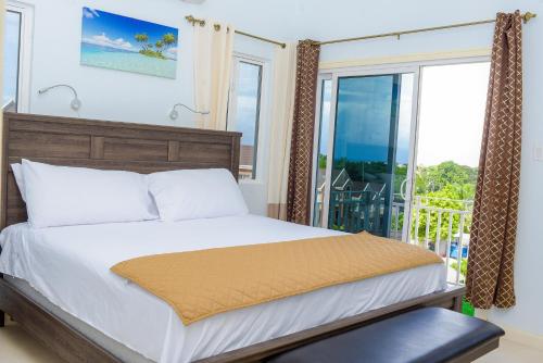A bed or beds in a room at Tropical Luxury Dreams