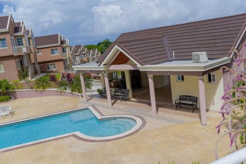 een afbeelding van een huis met een zwembad bij Tropical Luxury Dreams in Ocho Rios