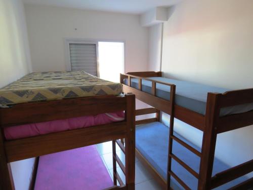 Двох'ярусне ліжко або двоярусні ліжка в номері Apto em Maitinga/Bertioga