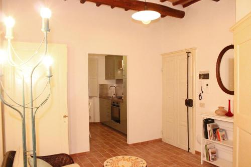 ein Zimmer mit einer Küche und einem Wohnzimmer mit einem Tisch in der Unterkunft Pancotto - Appartamento nel cuore di San Gimignano in San Gimignano