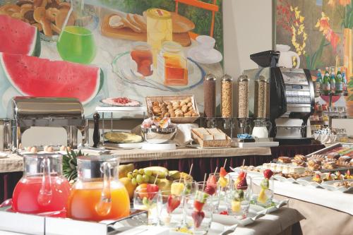 - un buffet avec beaucoup de nourriture dans l'établissement Best Western Hotel Continental, à Udine