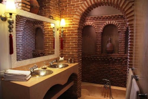 Kylpyhuone majoituspaikassa Riad Clémentine
