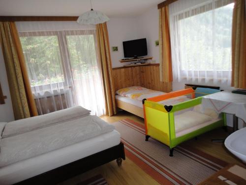 Posteľ alebo postele v izbe v ubytovaní Haus Dorfblick