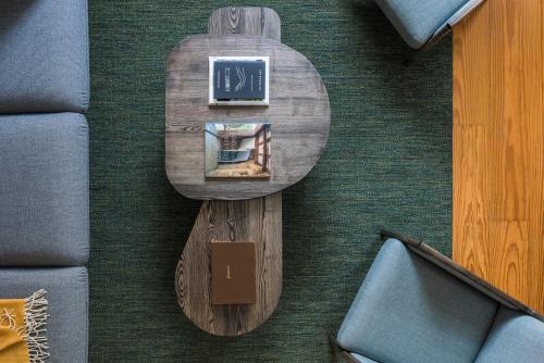 drewniany stół z zegarem na podłodze w obiekcie Flattered to be in Porto w Porto