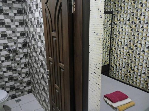 bagno con lavandino, servizi igienici e specchio di Privat Kharkov a Charkiv