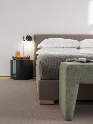 a bedroom with a bed and a table with a lamp at Flattered to be in Porto in Porto