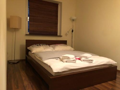 um quarto com uma cama com toalhas em Apartamenty Tychy Bielska 145 em Tychy