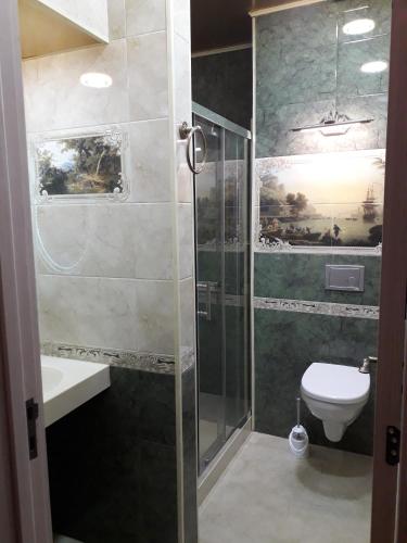 Un baño de 2 Room Deluxe Apartment in Bakuriani