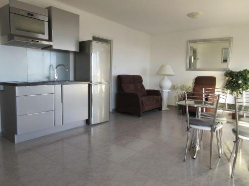 une cuisine et un salon avec une table et des chaises dans l'établissement VUE MER 3 mn A PIED DE LA PLAGE LUMINEUX ET MODERNE, à Bandol