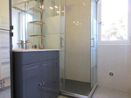 W łazience znajduje się szklana kabina prysznicowa i umywalka. w obiekcie VUE MER 3 mn A PIED DE LA PLAGE LUMINEUX ET MODERNE w mieście Bandol