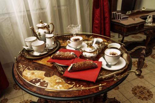 una mesa con un set de té encima en WELL COME - Museo, en Nápoles