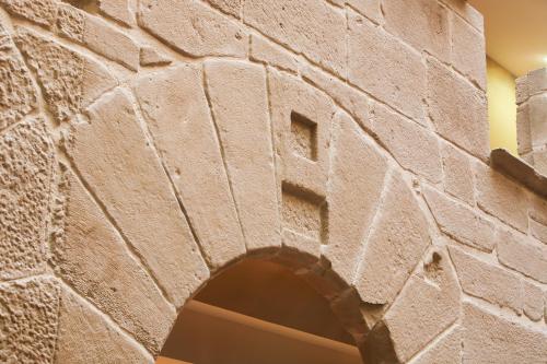a brick wall with an arch in a building at F&G Logroño in Logroño