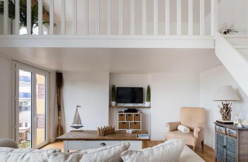 Μια τηλεόραση ή/και κέντρο ψυχαγωγίας στο Appartement Bien-être 2 chambres au coeur de Cabourg -